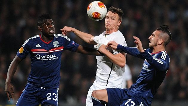 Stanislav Tecl (uprostřed) a fotbalisté Lyonu Samuel Umtiti (vlevo) a Miguel Lopes. Stanislav Tecl (uprostřed) a fotbalisté Lyonu Samuel Umtiti (vlevo) a Miguel Lopes.