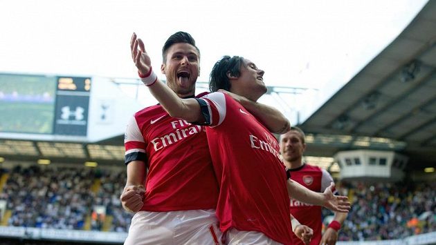 Střelec Tomáš Rosický (vpravo) se raduje se spoluhráčem z Arsenalu Olivierem Giroudem z gólu proti Tottenhamu. Střelec Tomáš Rosický (vpravo) se raduje se spoluhráčem z Arsenalu Olivierem Giroudem z gólu proti Tottenhamu.