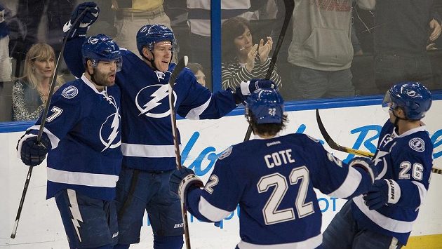 Čeští hokejisté ve službách Tampy Bay Lightning Radko Gudas (7) a Ondřej Palát (druhý zleva) a jejich spoluhráči Jean-Philippe Cote (22) a Martin St. Louis (26) slaví gól do sítě New Yorku Rangers. Čeští hokejisté ve službách Tampy Bay Lightning Radko Gudas (7) a Ondřej Palát (druhý zleva) a jejich spoluhráči Jean-Philippe Cote (22) a Martin St. Louis (26) slaví gól do sítě New Yorku Rangers.