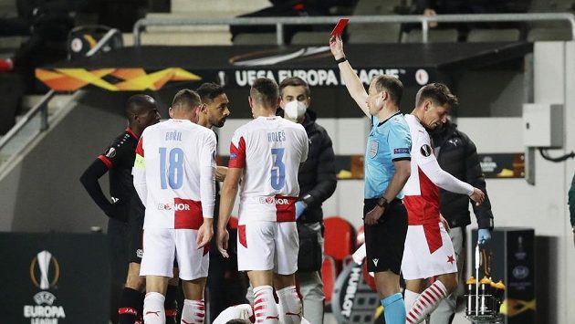Karim Bellarabi z Leverkusenu dostává v zápase se Slavií červenou kartu Karim Bellarabi z Leverkusenu dostává v zápase se Slavií červenou kartu