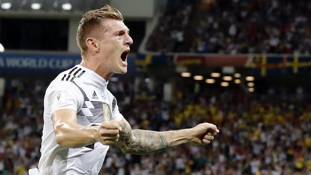 Německý reprezentant Toni Kroos slaví vítězný gól proti Švédům. Německý reprezentant Toni Kroos slaví vítězný gól proti Švédům.