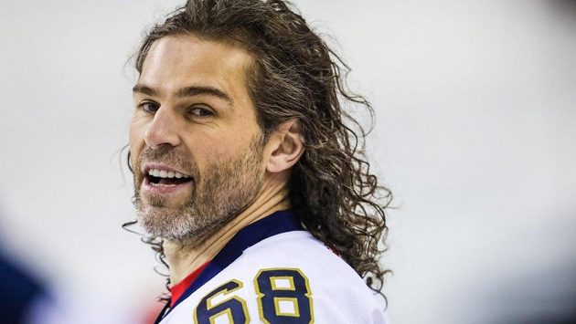 Jaromír Jágr hraje v NHL i v pětačtyřiceti letech. A stále rozdává hokejovou radost. Jaromír Jágr hraje v NHL i v pětačtyřiceti letech. A stále rozdává hokejovou radost.