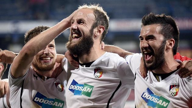 Fotbalisté Viktorie Plzeň (zleva) Jan Kovařík, Roman Hubník a Aidin Mahmutovič oslavují loňské vítězství 2:0 na Spartě. Fotbalisté Viktorie Plzeň (zleva) Jan Kovařík, Roman Hubník a Aidin Mahmutovič oslavují loňské vítězství 2:0 na Spartě.