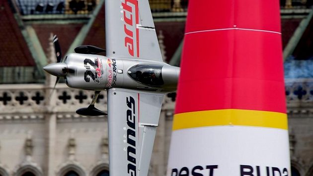 Hannes Arch na archivním snímku při závodu mistrovského seriálu Red Bull Air Race v Budapešti. Hannes Arch na archivním snímku při závodu mistrovského seriálu Red Bull Air Race v Budapešti.