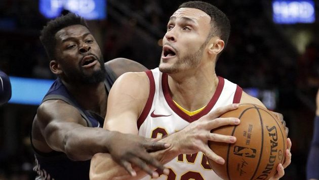 Larry Nance Jr. (vpravo) z Clevelandu v souboji s Jamesem Ennisem z Detroitu. Larry Nance Jr. (vpravo) z Clevelandu v souboji s Jamesem Ennisem z Detroitu.