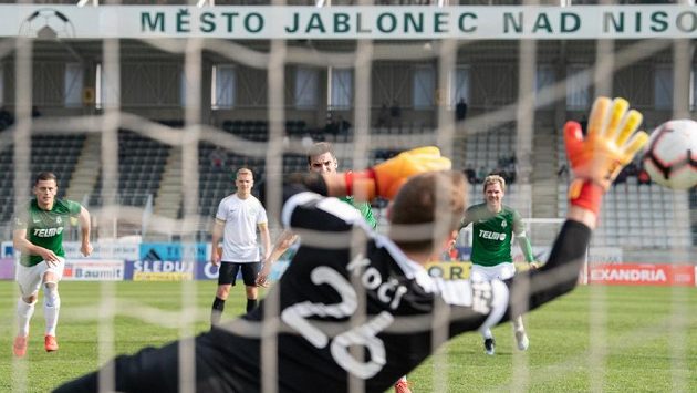Michal Trávník z Jablonce proměňuje nařízenou penaltu během utkání s Příbramí. Michal Trávník z Jablonce proměňuje nařízenou penaltu během utkání s Příbramí.