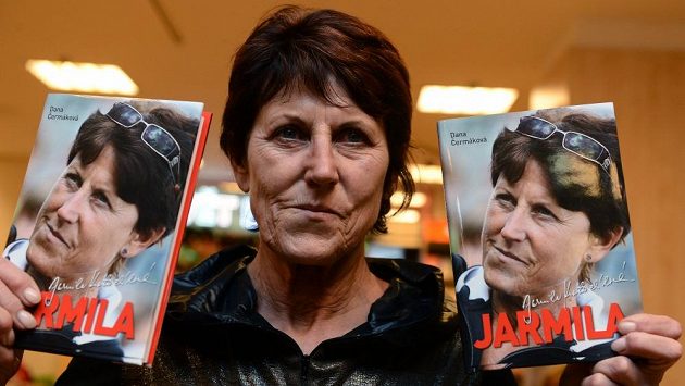 Světová rekordmanka v běhu na 800 metrů a dvojnásobná mistryně světa Jarmila Kratochvílová pokřtila v Praze svoji biografii. Světová rekordmanka v běhu na 800 metrů a dvojnásobná mistryně světa Jarmila Kratochvílová pokřtila v Praze svoji biografii.