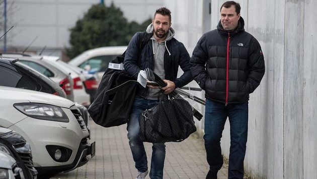 Útočník Milan Gulaš (vlevo) a asistent trenéra Jaroslav Špaček přicházejí na sraz hokejové reprezentace před turnajem Channel One Cup. Útočník Milan Gulaš (vlevo) a asistent trenéra Jaroslav Špaček přicházejí na sraz hokejové reprezentace před turnajem Channel One Cup.