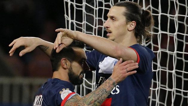 Ezequiel Lavezzi z Paris St. Germain slaví se spoluhráčem Zlatanem Ibrahimovicem gól proti Valenciennes. Ezequiel Lavezzi z Paris St. Germain slaví se spoluhráčem Zlatanem Ibrahimovicem gól proti Valenciennes.