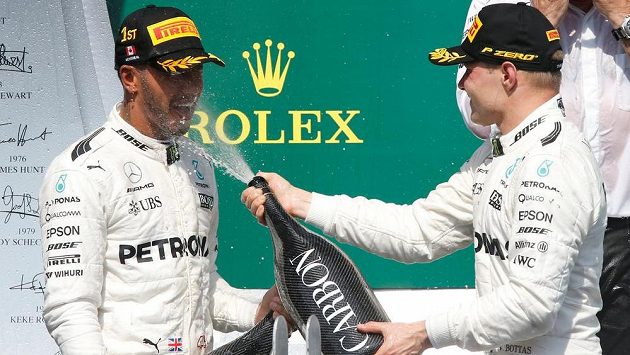 Lewis Hamilton a Valtteri Bottas na stupních vítězů po Velké ceně Kanady. Lewis Hamilton a Valtteri Bottas na stupních vítězů po Velké ceně Kanady.