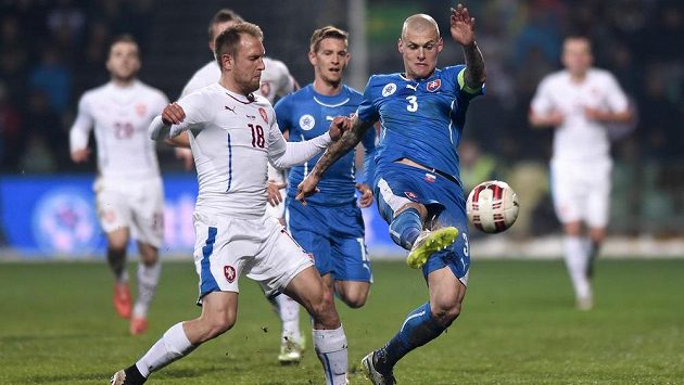 Český záložník Daniel Kolář a Martin Škrtel ze Slovenska během přátelského utkání v Žilině. Český záložník Daniel Kolář a Martin Škrtel ze Slovenska během přátelského utkání v Žilině.