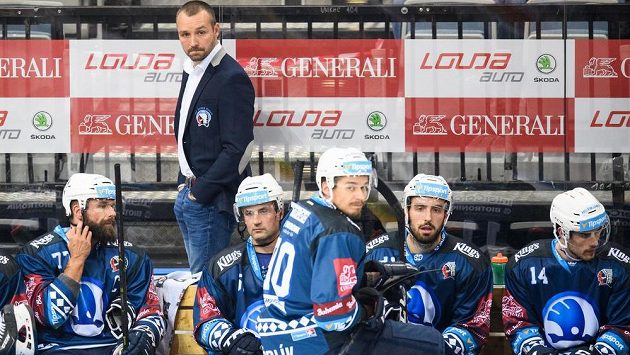 Trenér Škody Plzeň Ladislav Čihák během utkání 1. kola Tipsport extraligy na Spartě. Trenér Škody Plzeň Ladislav Čihák během utkání 1. kola Tipsport extraligy na Spartě.