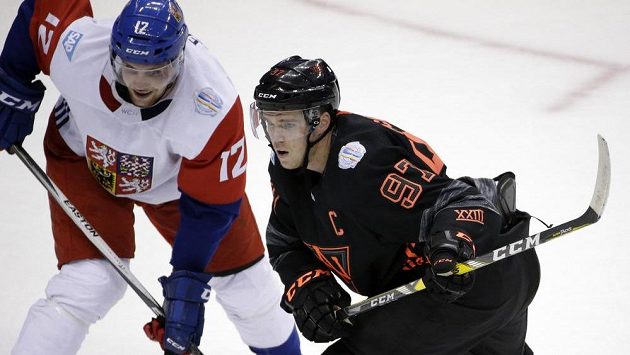Český útočník Radek Faksa (vlevo) v souboji s Connorem McDavidem v přípravě na SP. Český útočník Radek Faksa (vlevo) v souboji s Connorem McDavidem v přípravě na SP.