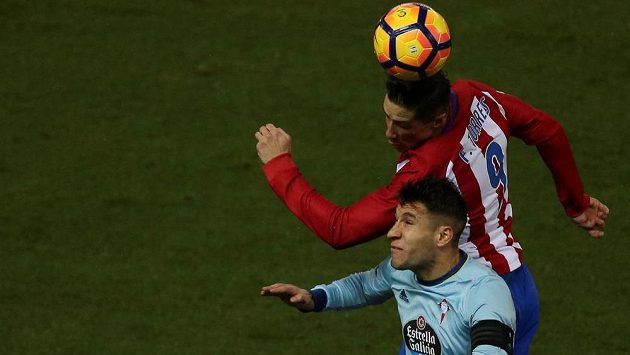 Útočník Atlétika Madrid Fernando Torres v hlavičkovém souboji s Hugem Mallem ze Celty Vigo. Atlético vyhrálo 3:2, ale o vítězství rozhodlo až v posledních minutách. Útočník Atlétika Madrid Fernando Torres v hlavičkovém souboji s Hugem Mallem ze Celty Vigo. Atlético vyhrálo 3:2, ale o vítězství rozhodlo až v posledních minutách.