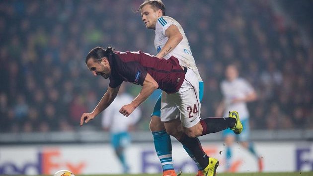 Petr Jiráček (vlevo) ze Sparty během utkání Evropské ligy proti Schalke. Petr Jiráček (vlevo) ze Sparty během utkání Evropské ligy proti Schalke.