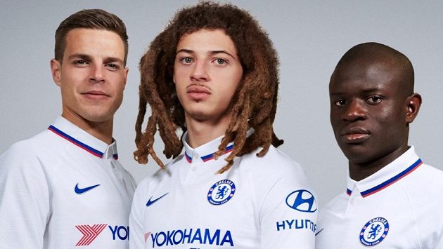 Hráči Chelsea v nové venkovní sadě dresů. Hráči Chelsea v nové venkovní sadě dresů.