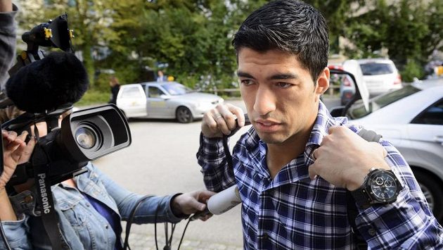 Luis Suárez přichází na jednání Sportovní arbitráže (CAS) v Lausanne. Luis Suárez přichází na jednání Sportovní arbitráže (CAS) v Lausanne.