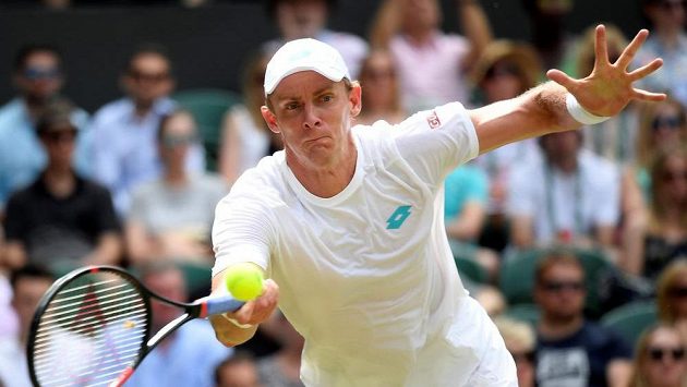 Jihoafričan Kevin Anderson loňskou finálovou účast ve Wimbledonu nezopakuje. Ve třetím kole ho vyřadil Argentinec Guido Pella. Jihoafričan Kevin Anderson loňskou finálovou účast ve Wimbledonu nezopakuje. Ve třetím kole ho vyřadil Argentinec Guido Pella.