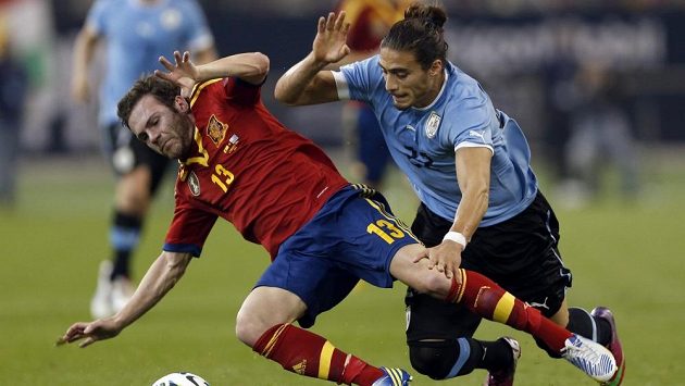 Uruguayec Martin Caceres (vpravo) bojuje o míč se Španělem Juanem Matou v přátelském zápase. Uruguayec Martin Caceres (vpravo) bojuje o míč se Španělem Juanem Matou v přátelském zápase.