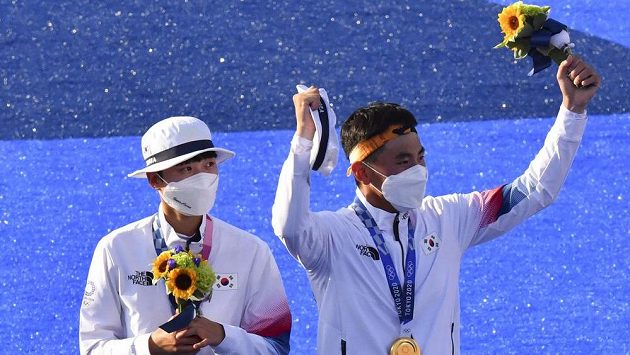 Olympijskou premiéru smíšené soutěže v lukostřelbě vyhráli v Tokiu favorizovaní Korejci An San a Kim Če-tok. Olympijskou premiéru smíšené soutěže v lukostřelbě vyhráli v Tokiu favorizovaní Korejci An San a Kim Če-tok.