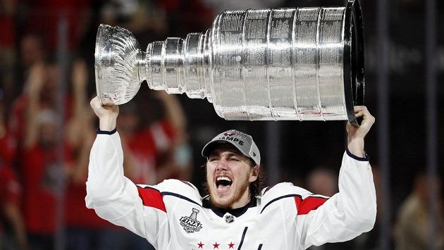 T. J. Oshie pozvedl nad hlavu slavný Stanley Cup. T. J. Oshie pozvedl nad hlavu slavný Stanley Cup.