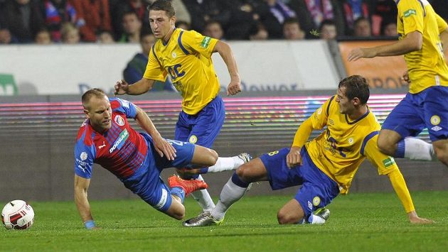 Padající Daniel Kolář z Plzně (vlevo) a David Jablonský z Teplic (vpravo). Padající Daniel Kolář z Plzně (vlevo) a David Jablonský z Teplic (vpravo).