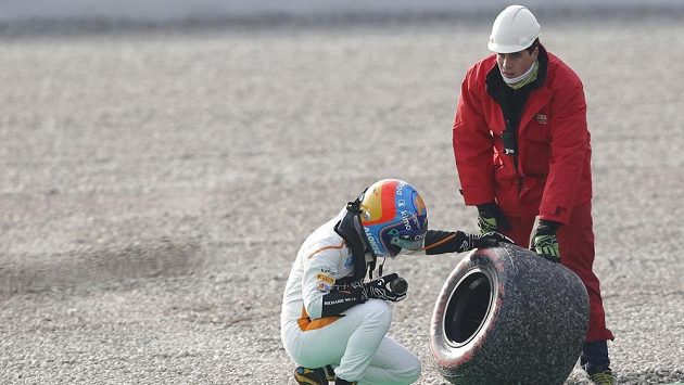 Pilot McLarenu Fernando Alonso kontroluje kolo, které ztratil během předsezónního testu. Pilot McLarenu Fernando Alonso kontroluje kolo, které ztratil během předsezónního testu.