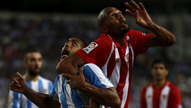 Steven N'Zonzi (vpravo) ze Sevilly a Fernando Tissone z Málagy v hlavičkovém souboji. Steven N'Zonzi (vpravo) ze Sevilly a Fernando Tissone z Málagy v hlavičkovém souboji.