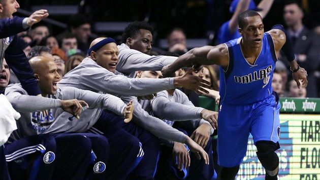 Nová posila Dallasu Mavericks Rajon Rondo (vpravo) je oslavován spoluhráči po úspěšném trojkovém pokusu na palubovce svého bývalého zaměstnavatele Bostonu. Nová posila Dallasu Mavericks Rajon Rondo (vpravo) je oslavován spoluhráči po úspěšném trojkovém pokusu na palubovce svého bývalého zaměstnavatele Bostonu.