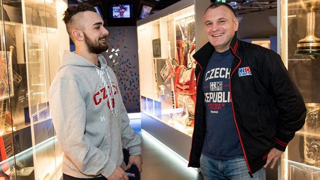 Kouč hokejistů do 18 let Robert Reichel (vpravo) a kapitán týmu Marek Zachar. Kouč hokejistů do 18 let Robert Reichel (vpravo) a kapitán týmu Marek Zachar.