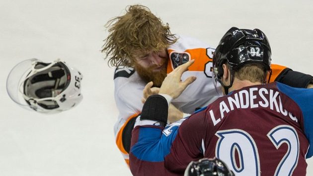 Jakub Voráček (vlevo) z Philadelphie se pere s Gabrielem Landeskogem z Colorada. Jakub Voráček (vlevo) z Philadelphie se pere s Gabrielem Landeskogem z Colorada.