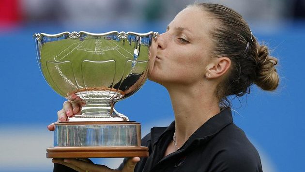 Karolína Plíšková se těší s trofejí za triumf na turnaji v Nottinghamu. Karolína Plíšková se těší s trofejí za triumf na turnaji v Nottinghamu.