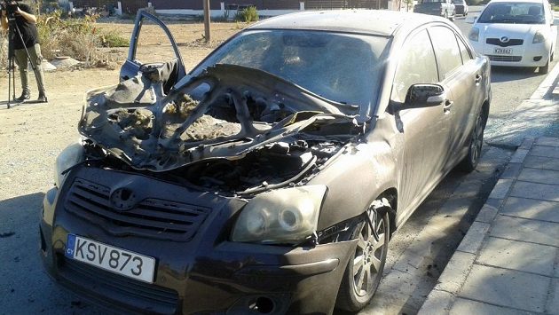 Bombovým útokem poničený vůz kyperského sudího Jorgose Nikolaua. Bombovým útokem poničený vůz kyperského sudího Jorgose Nikolaua.