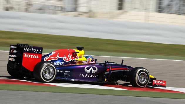 Sebastian Vettel s vozem Red Bull při testech v Bahrajnu. Sebastian Vettel s vozem Red Bull při testech v Bahrajnu.
