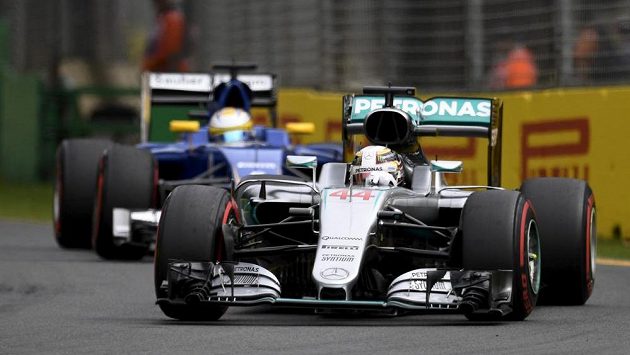 Britský pilot Lewis Hamilton z Mercedesu během kvalifikace na úvodní závod v australském Melbourne. Britský pilot Lewis Hamilton z Mercedesu během kvalifikace na úvodní závod v australském Melbourne.