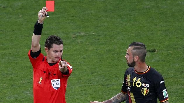Australský rozhodčí Benjamin Williams ukazuje červenou kartu belgickému záložníkovi Stevenovi Defourovi. Australský rozhodčí Benjamin Williams ukazuje červenou kartu belgickému záložníkovi Stevenovi Defourovi.