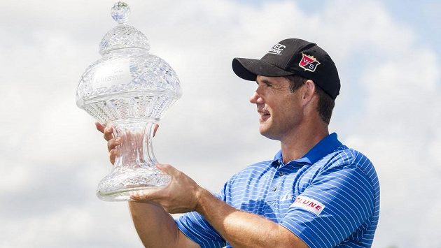 Irský golfista Padraig Harrington pózuje s trofejí pro vítěze turnaje Honda Classic. Irský golfista Padraig Harrington pózuje s trofejí pro vítěze turnaje Honda Classic.