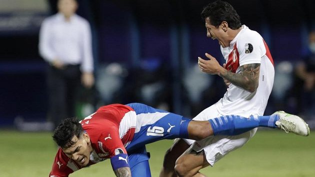 Gustavo Gomez z Paraguaye (vlevo)a Gianluca Lapadula z Peru v souboji o míč během čtvrtfinále Copa América. Gustavo Gomez z Paraguaye (vlevo)a Gianluca Lapadula z Peru v souboji o míč během čtvrtfinále Copa América.
