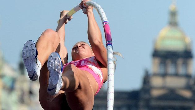 Jiřina Svobodová při exhibici Pražská tyčka. Jiřina Svobodová při exhibici Pražská tyčka.
