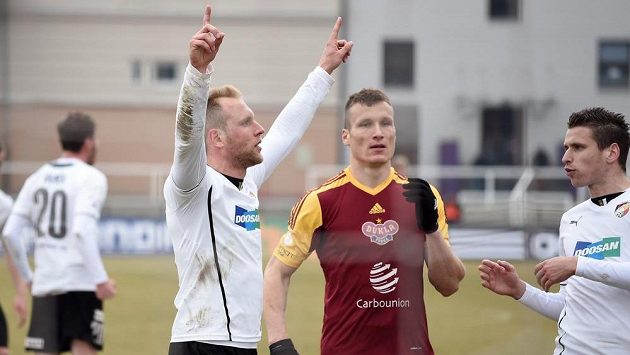 Plzeňský záložník Daniel Kolář se raduje po proměněné penaltě proti Dukle. Plzeňský záložník Daniel Kolář se raduje po proměněné penaltě proti Dukle.