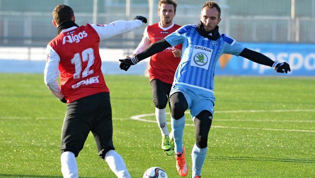 Jasmin Ščuk z Mladé Boleslavi (vpravo) v duelu s Pardubicemi. Jasmin Ščuk z Mladé Boleslavi (vpravo) v duelu s Pardubicemi.