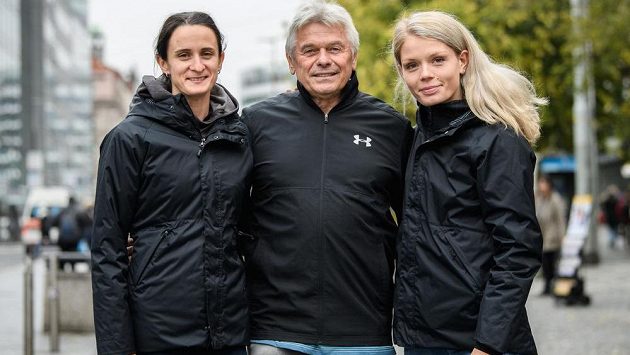 Zleva Martina Sáblíková, trenér Petr Novák a Nikola Zdráhalová na archivním snímku před startem sezony 2019/2020. Zleva Martina Sáblíková, trenér Petr Novák a Nikola Zdráhalová na archivním snímku před startem sezony 2019/2020.