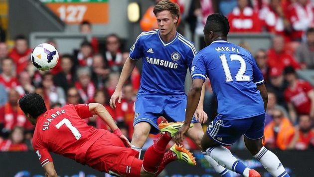 Tomáš Kalas (uprostřed) se spoluhráčem z Chelsea Johnem Obi Mikelem zastavují v ligovém utkání kanonýra Liverpoolu Luise Suáreze. Tomáš Kalas (uprostřed) se spoluhráčem z Chelsea Johnem Obi Mikelem zastavují v ligovém utkání kanonýra Liverpoolu Luise Suáreze.