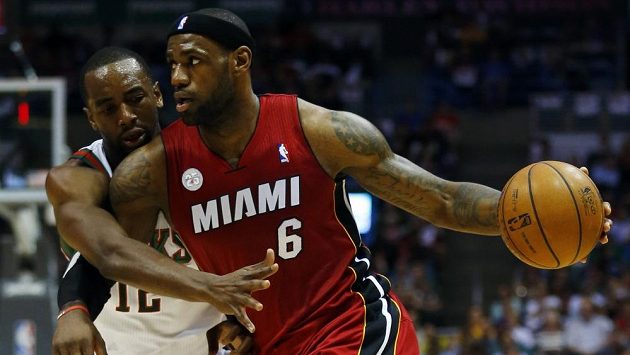 LeBron James (vpravo) z Miami v souboji s Lukem Ricardem Mbahem a Moutem z Milwaukee. LeBron James (vpravo) z Miami v souboji s Lukem Ricardem Mbahem a Moutem z Milwaukee.