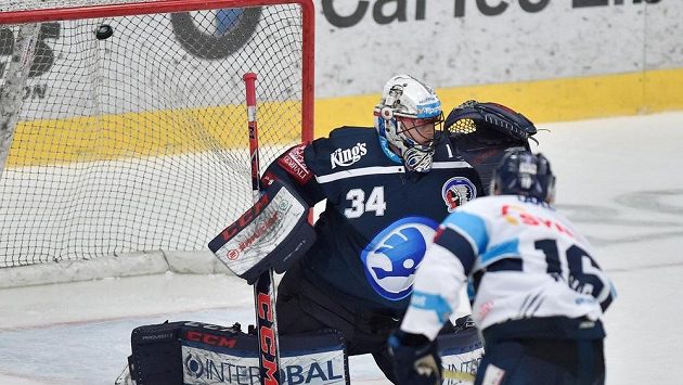 Marek Kvapil z Liberce dává gól plzeňskému brankáři Dominiku Frodlovi. Marek Kvapil z Liberce dává gól plzeňskému brankáři Dominiku Frodlovi.