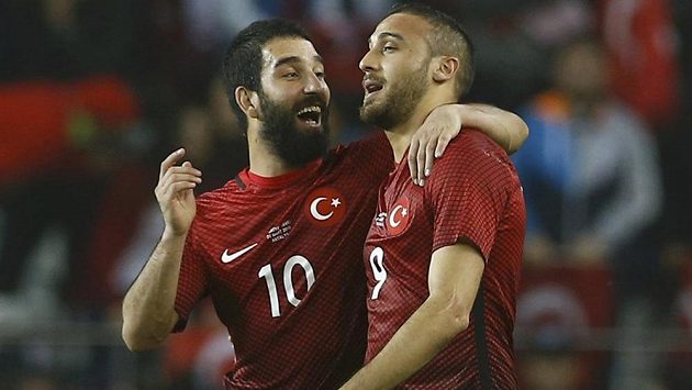 Turečtí fotbalisté Cenk Tosun (vpravo) a Arda Turan se radují po druhém gólu proti Švédsku. Turečtí fotbalisté Cenk Tosun (vpravo) a Arda Turan se radují po druhém gólu proti Švédsku.
