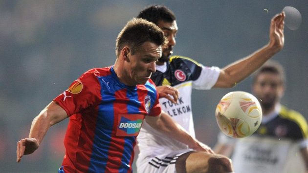 Plzeňský Stanislav Tecl (vlevo) a Bekir Irtegün z Fenerbahce během utkání osmifinále Evropské ligy. Plzeňský Stanislav Tecl (vlevo) a Bekir Irtegün z Fenerbahce během utkání osmifinále Evropské ligy.