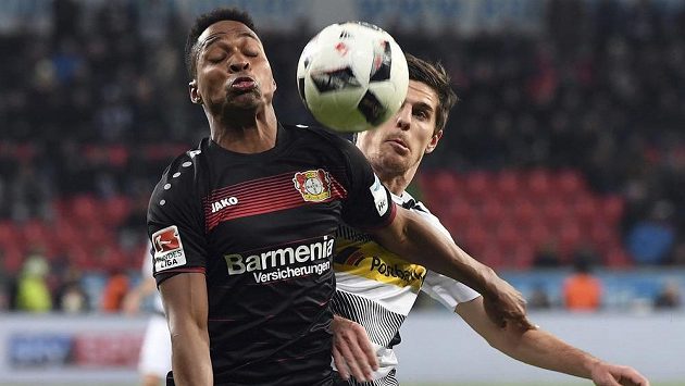 Brazilský obránce Leverkusenu Wendell (vlevo) drží míč před dotírajícím Hofmanem z Mönchengladbachu - archivní snímek. Brazilský obránce Leverkusenu Wendell (vlevo) drží míč před dotírajícím Hofmanem z Mönchengladbachu - archivní snímek.