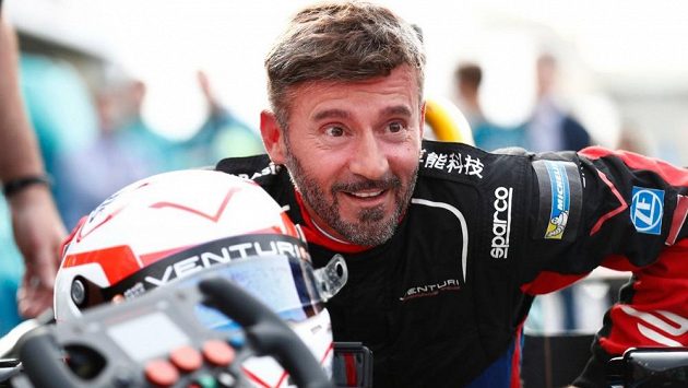 Italský jezdec Max Biaggi se chce o víkendu na letišti v Chateauroux pokusit o překonání několika rekordů v kategorii elektrických motocyklů. Italský jezdec Max Biaggi se chce o víkendu na letišti v Chateauroux pokusit o překonání několika rekordů v kategorii elektrických motocyklů.