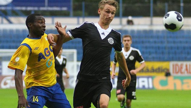 Teplický Ulrich Kapolongo (vlevo) v souboji o míč s českobudějovickým Pavlem Novákem. Teplický Ulrich Kapolongo (vlevo) v souboji o míč s českobudějovickým Pavlem Novákem.